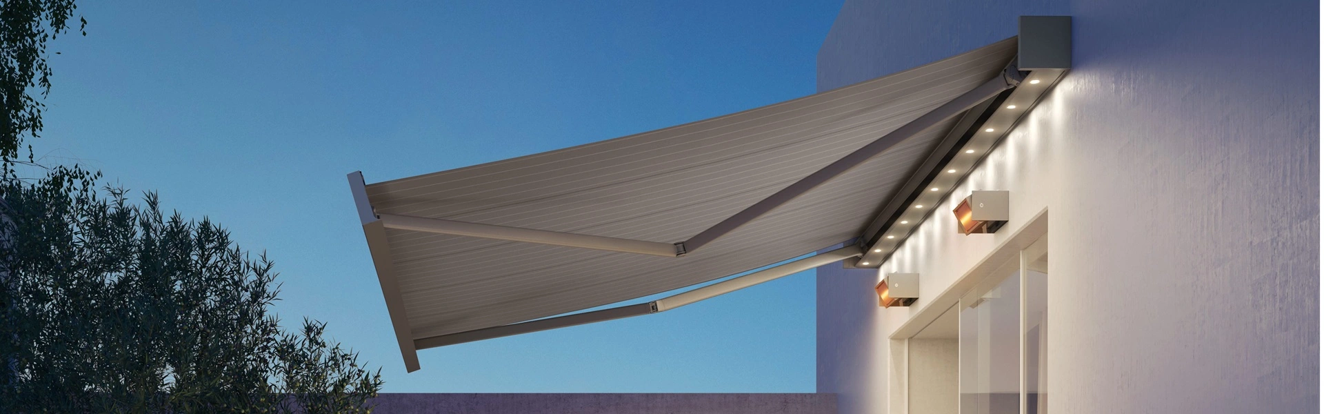 Lichtlijsten zonnescherm met grijs doek en witte gevel in avondlicht
