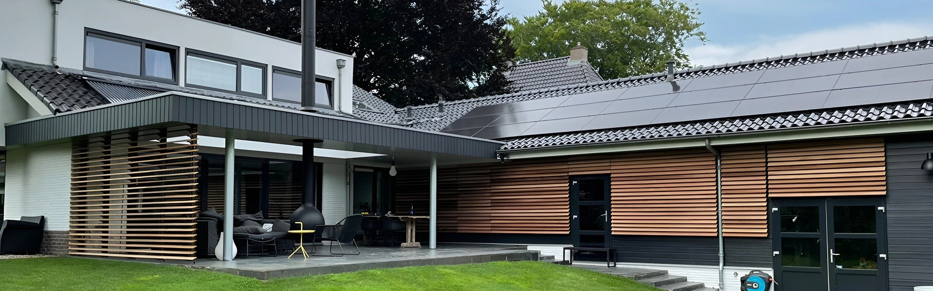 Louvers met een strakke houten afwerking bij een moderne achtertuin