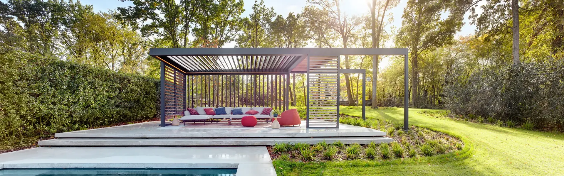 Luxe overkapping met lamellen naast zwembad en kleurrijke lounge