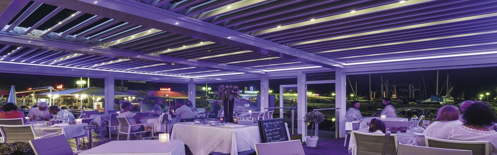 Luxe terrasoverkapping met ledverlichting boven een dinerlocatie