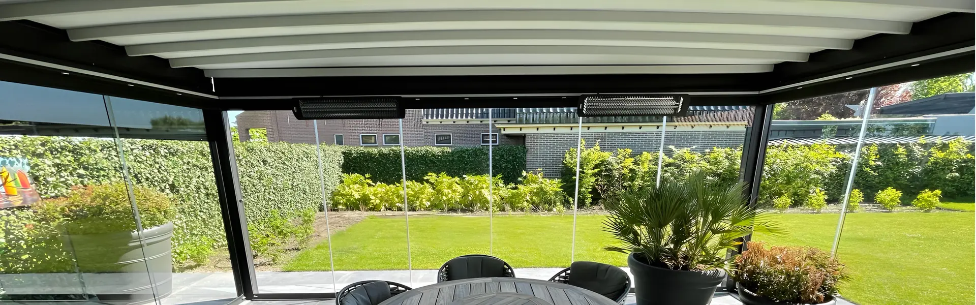 Luxe tuinkamer met schuifdak Azimut, ingericht met ronde tafel en tuinzicht