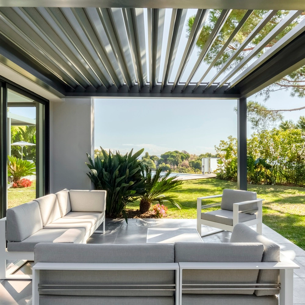 Moderne Renson Camargue lamellen overkapping met zicht op de tuin