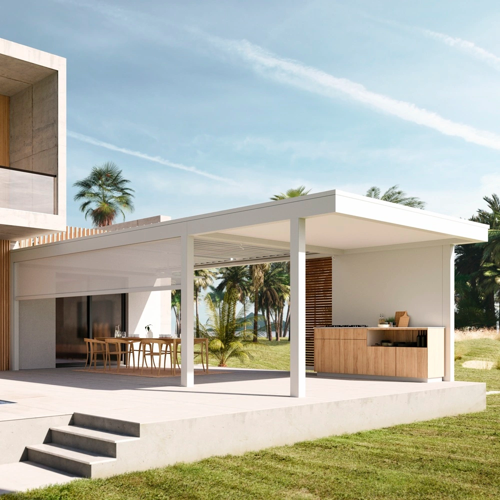 Moderne lamellen overkapping met buitenkeuken en uitzicht op palmbomen