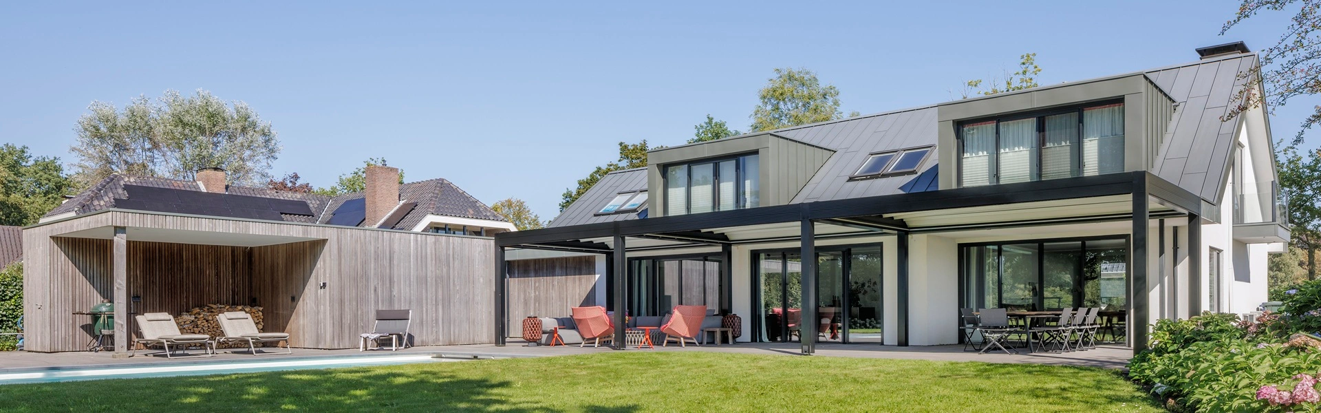 Open aluminium overkapping Azimut met vouwdak en terrasmeubilair