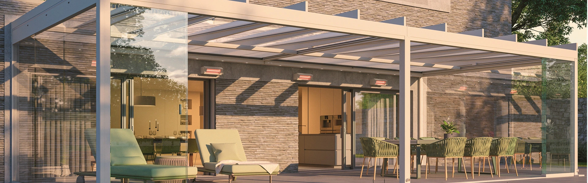 Open tuinkamer met glazen schuifwanden en groene stoelen