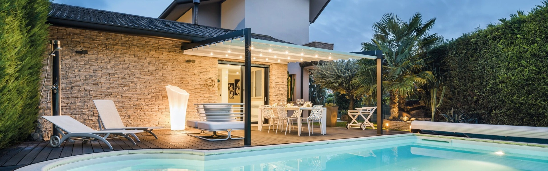 Overkapping Luce met sfeerverlichting boven terras en zwembad