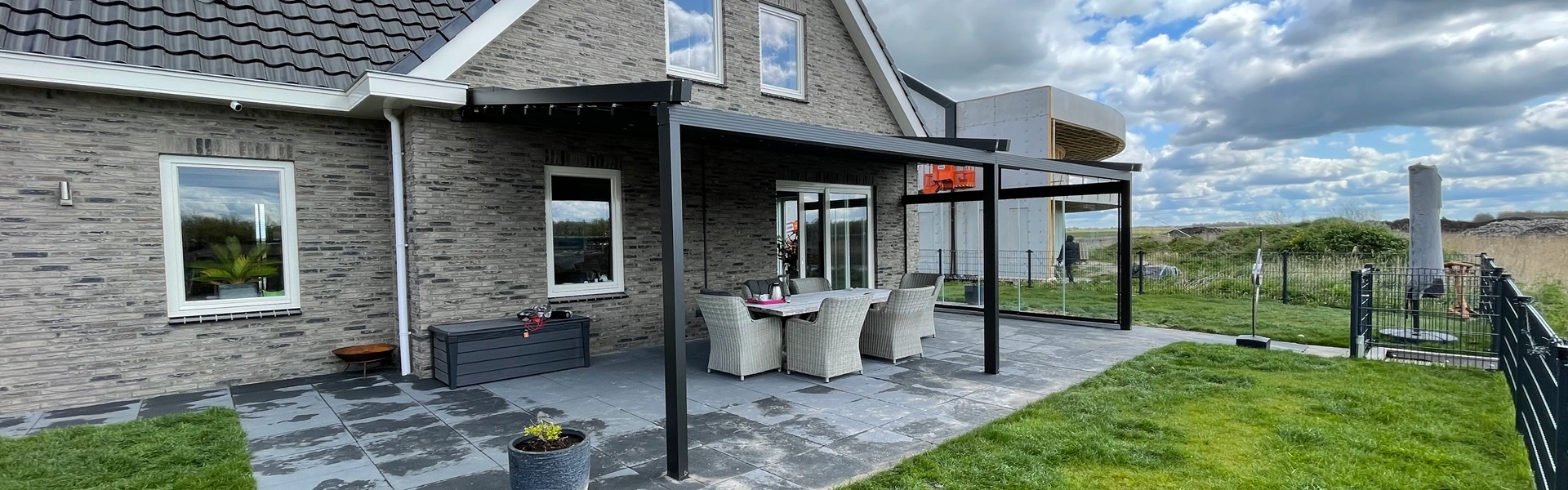 Overkapping Viva met eettafel en stoelen aan huis op terras