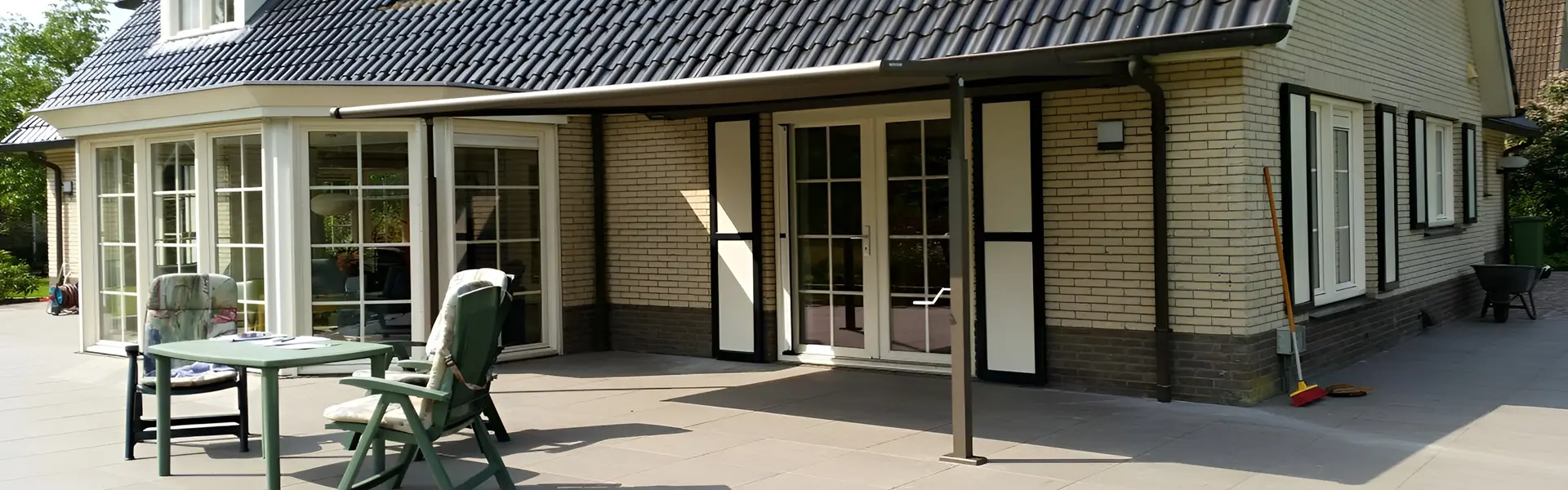 Overkapping met doek Plaza Viva aan een huis met schuifdeuren en terras