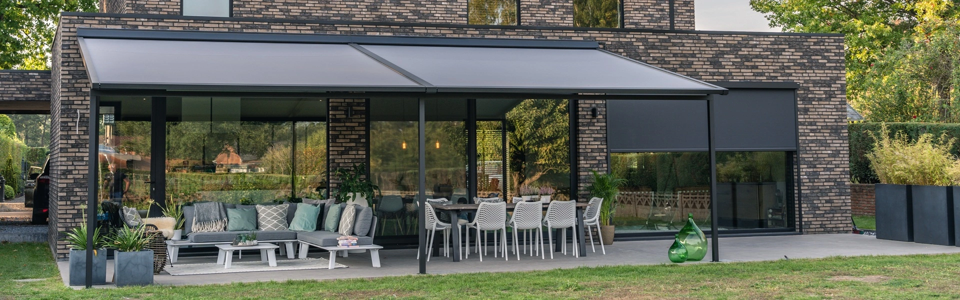 Overkapping met doek Versuz aan een moderne bakstenen woning met terras