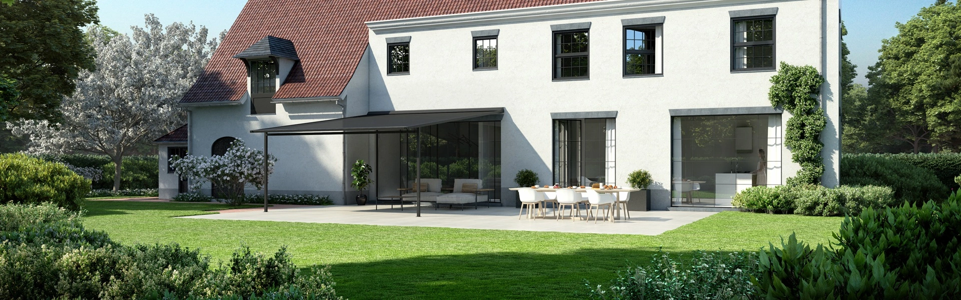 Overkapping met doek Versuz aan een witte villa met ruim terras en tuin