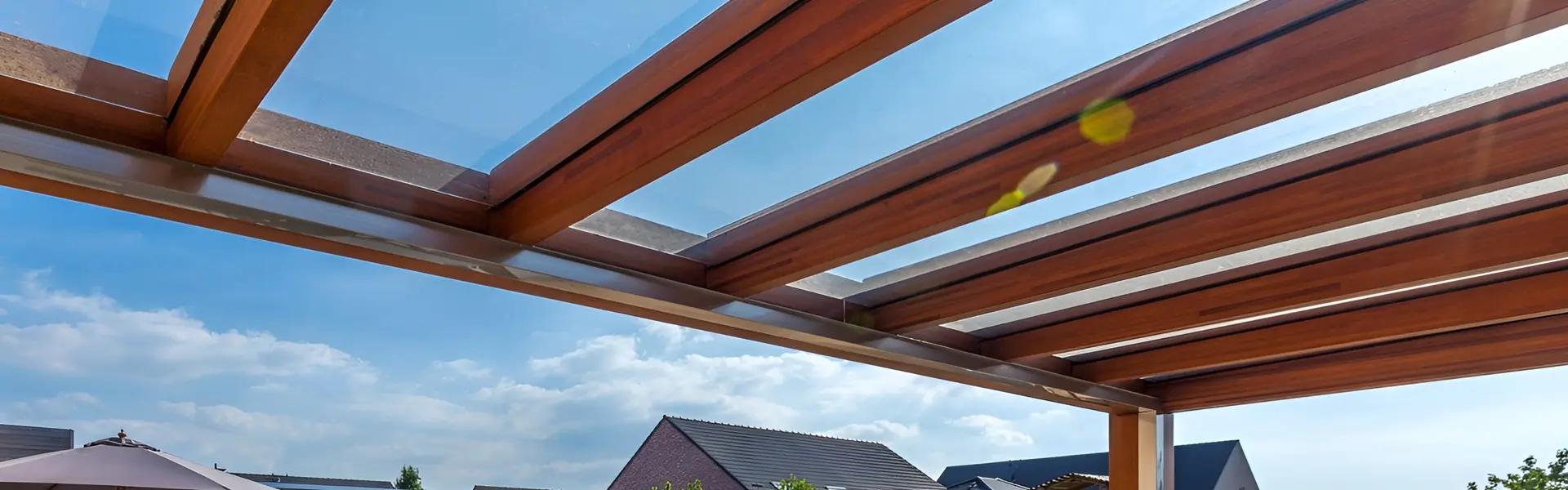 Overkapping met houten constructie en glazen dak in een ruime achtertuin