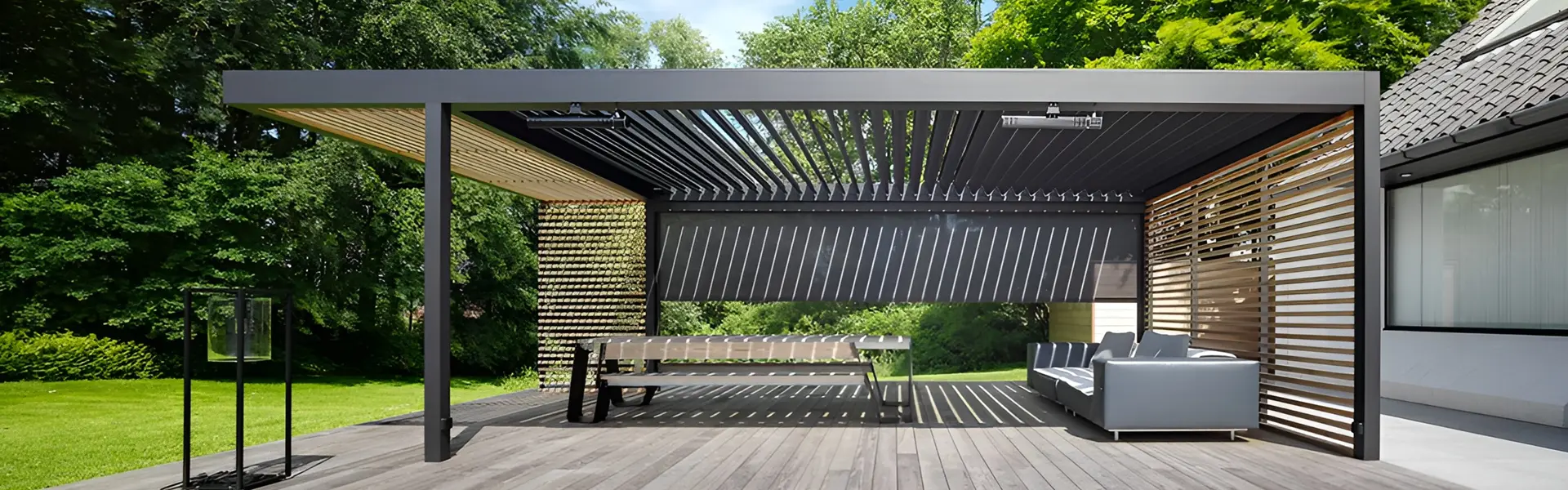 Overkapping met lamellen, houten details en ruime lounge op terras