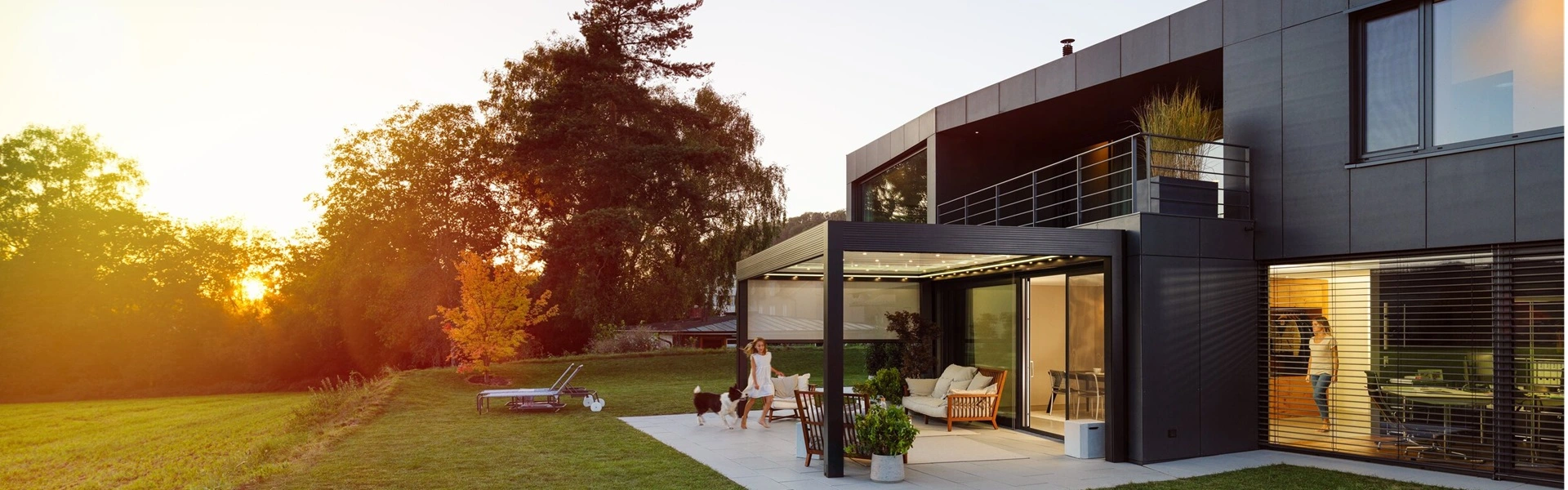 Overkapping met ledverlichting in een ruime tuin bij een moderne woning