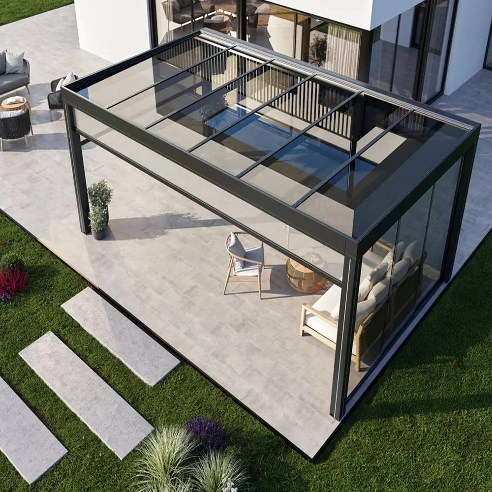 Overzicht van glazen terrasoverkapping Area met helder glazen dak en tuinzicht