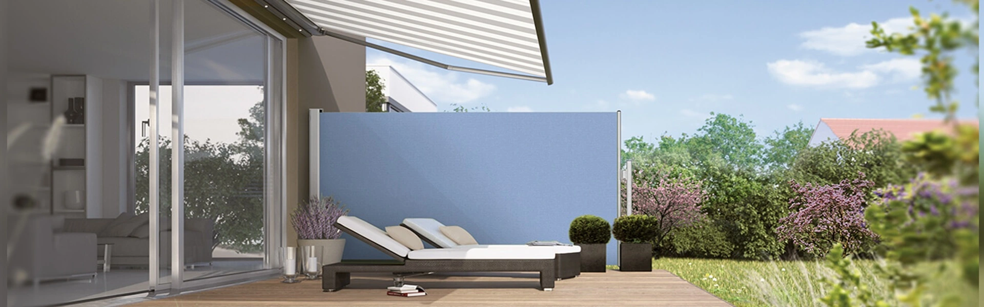 Paravento windscherm in een tuin met groen omringd terras