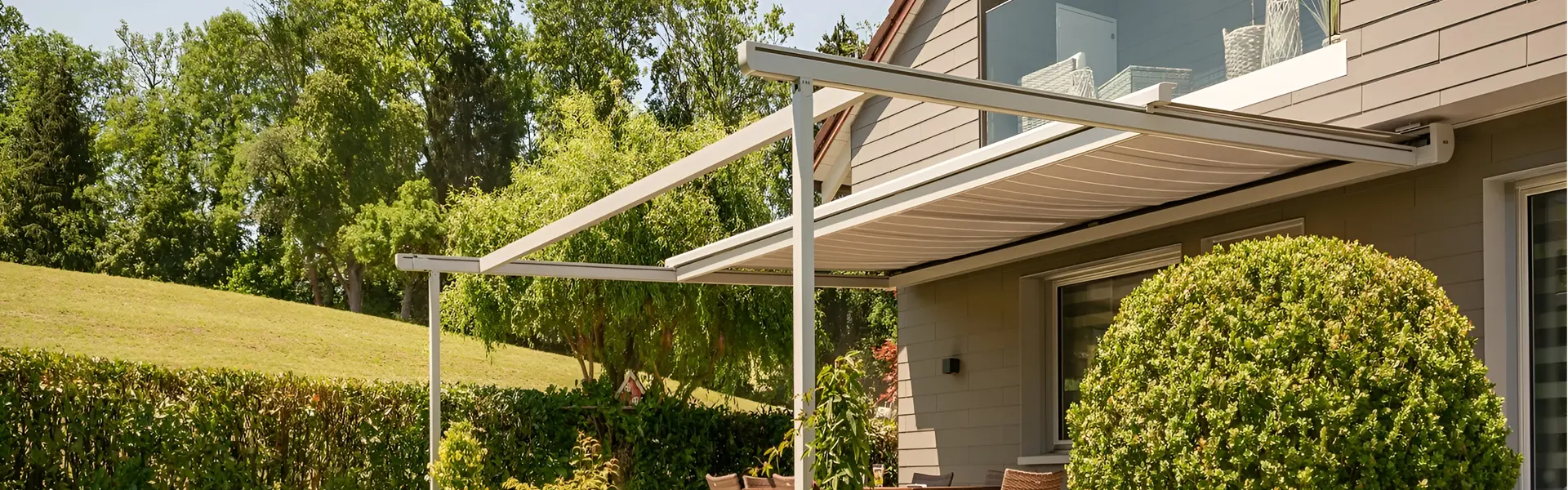 Pergolino terrasoverkapping aan een huis met zitgedeelte in een groene omgeving