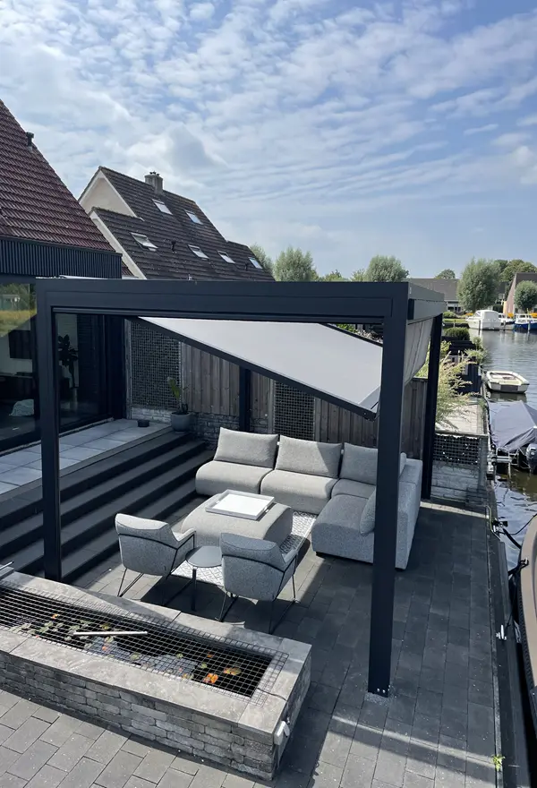 Project van Veldman Zonwering textieloverkapping bij buitenruimte in Scharsterbrug Project van Veldman Zonwering textieloverkapping bij buitenruimte in Scharsterbrug