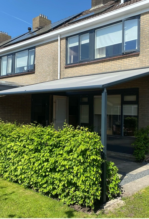 Project van Veldman Zonwering textieloverkapping in een groene tuin Project van Veldman Zonwering textieloverkapping in een groene tuin