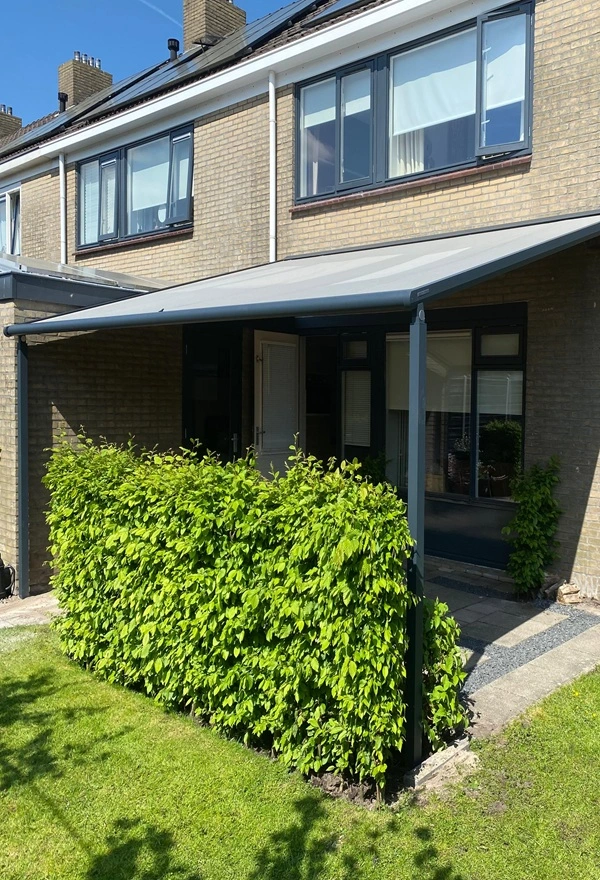 Project van Veldman Zonwering textieloverkapping in een landelijke tuin Project van Veldman Zonwering textieloverkapping in een landelijke tuin