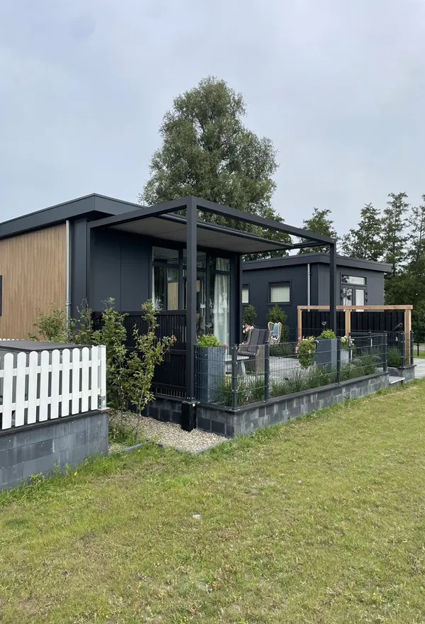 Project van Veldman Zonwering textieloverkapping met terras bij chalet in Burgum Project van Veldman Zonwering textieloverkapping met terras bij chalet in Burgum