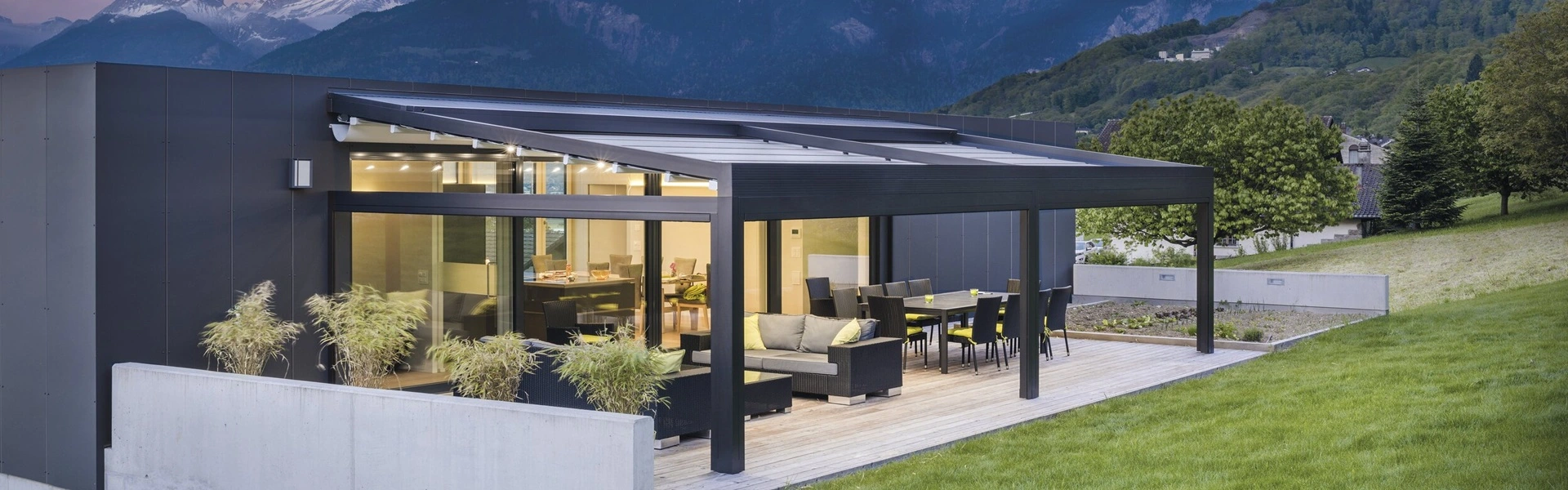 Quadra vouwdak overkapping met sfeerverlichting in bergachtige omgeving