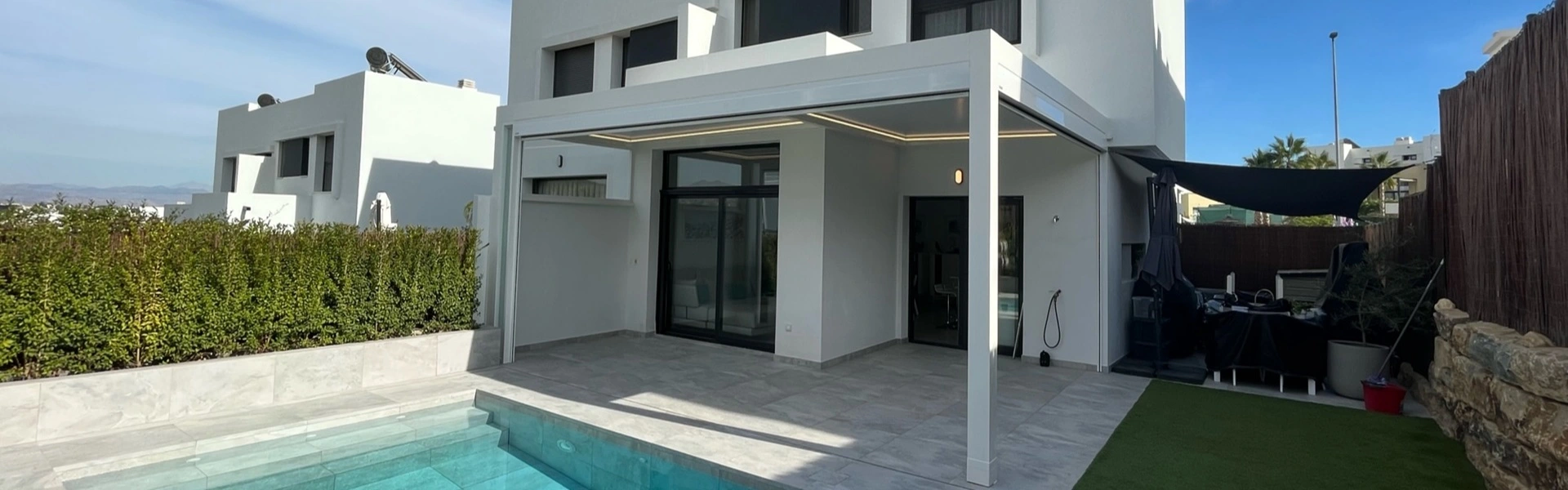 Rechte overkapping Seesky Taf met vast dak boven zwembad in moderne tuin