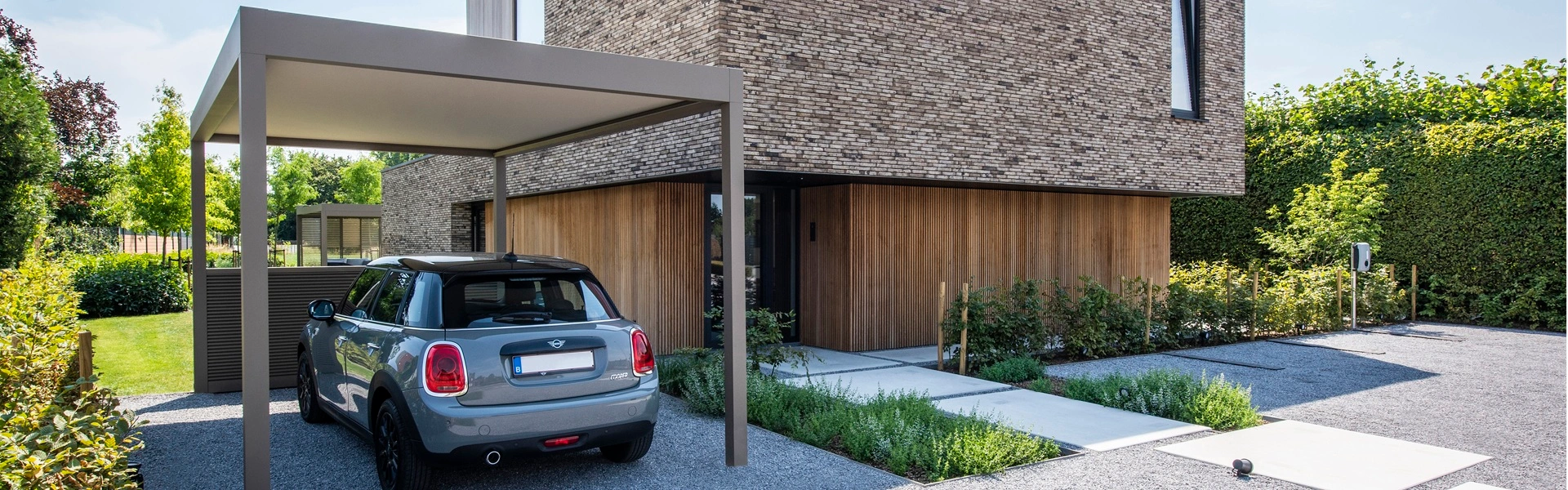 Renson Algarve Canvas carport bij moderne bakstenen woning met tuin