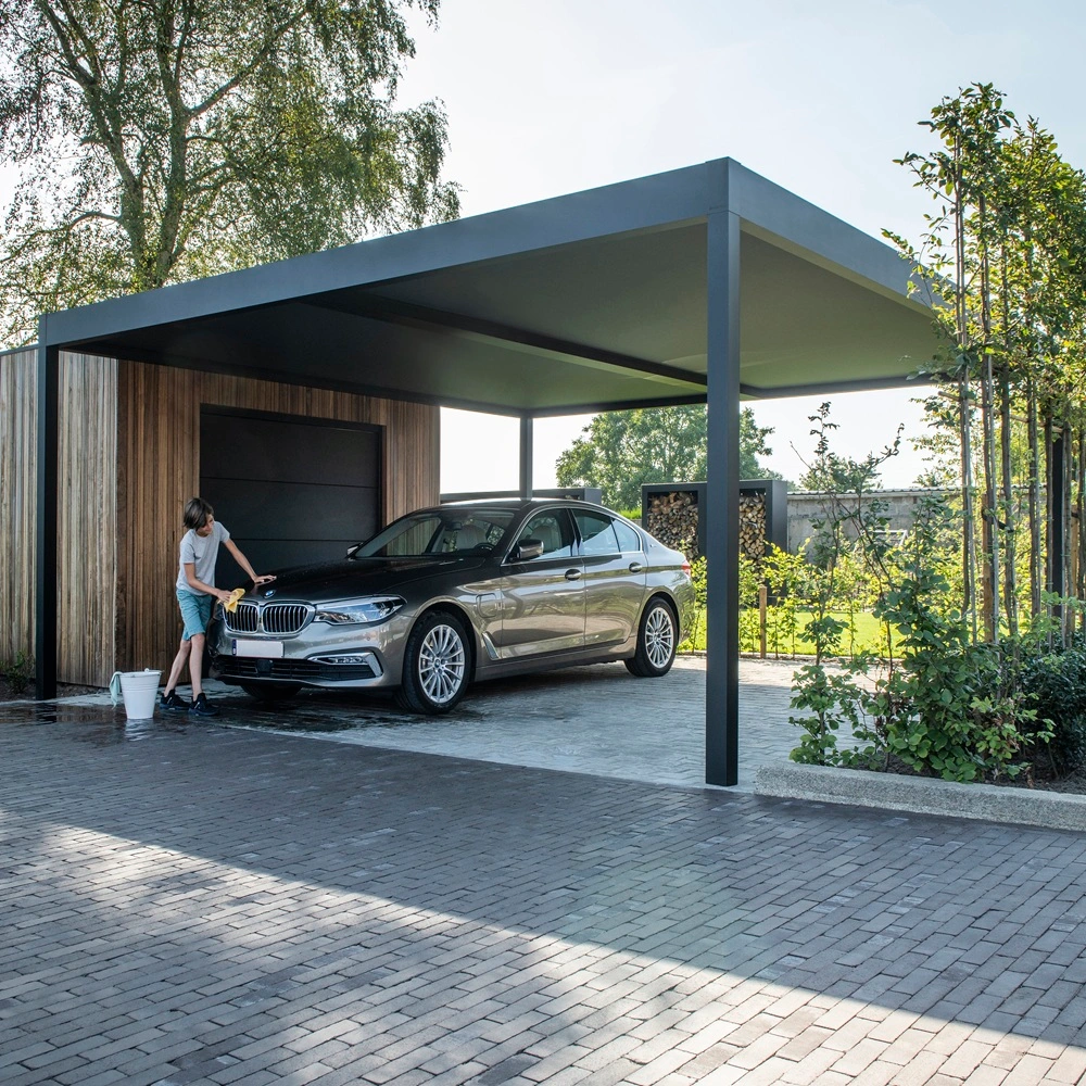 Renson Algarve Canvas carport met houten gevel en man die auto wast