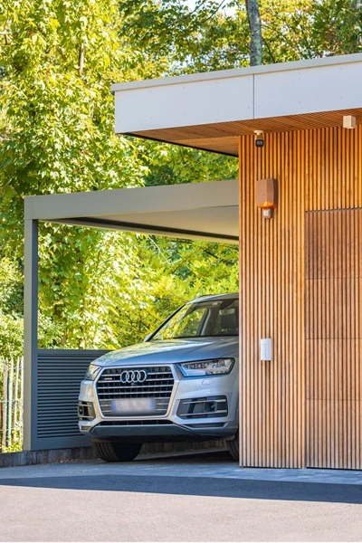 Renson Algarve Canvas carport met houten gevel en zilveren auto Renson Algarve Canvas carport met houten gevel en zilveren auto