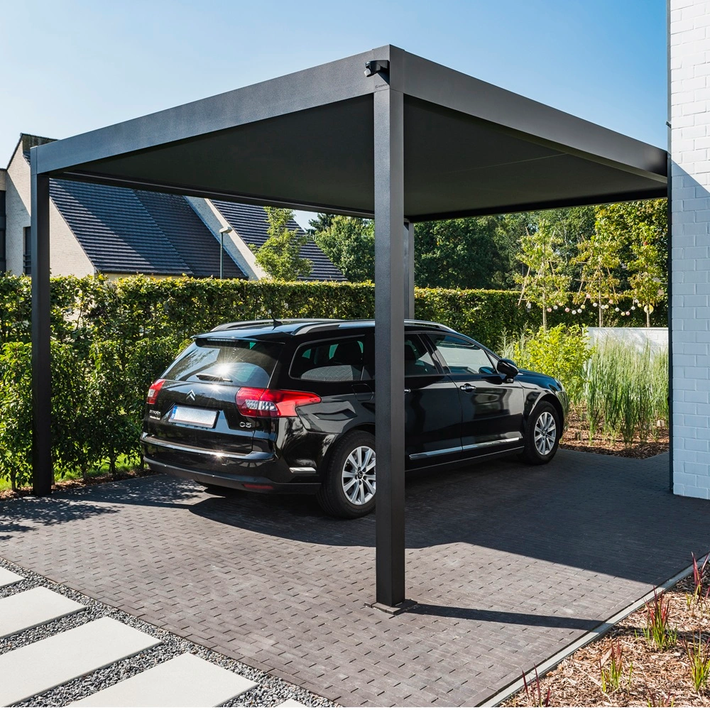 Renson Algarve Canvas carport naast moderne woning met zwarte auto