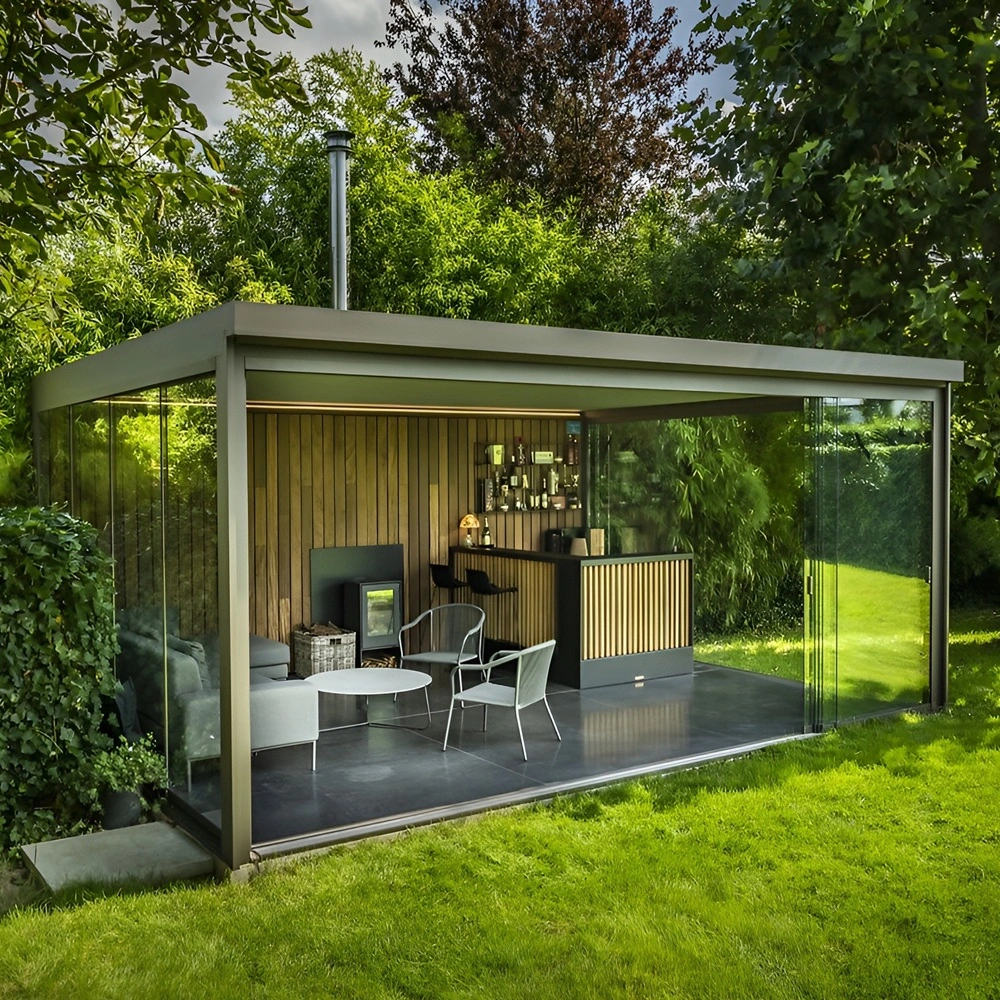 Renson Algarve Canvas overkapping met glazen schuifwand in een tuin