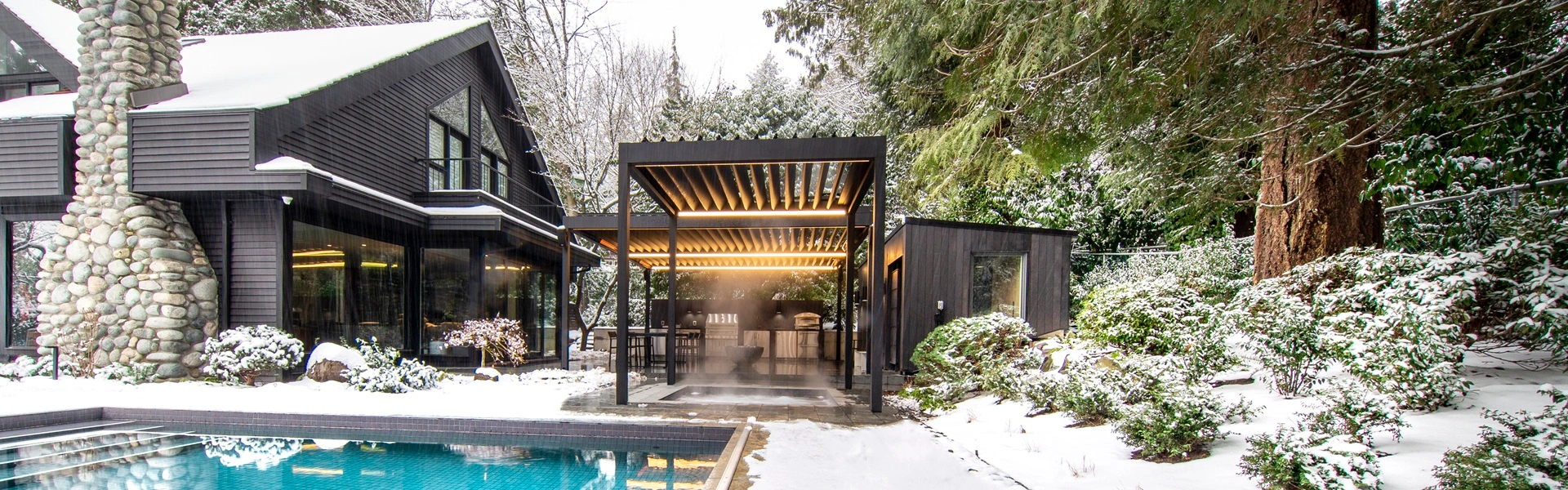 Renson Algarve lamellen overkapping in besneeuwde tuin met zwembad