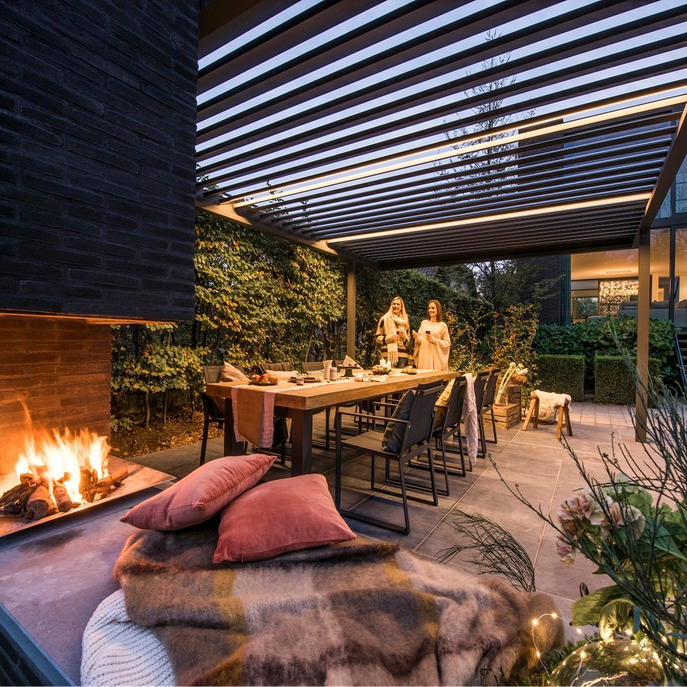 Renson Algarve lamellen overkapping met sfeerverlichting en buitenhaard