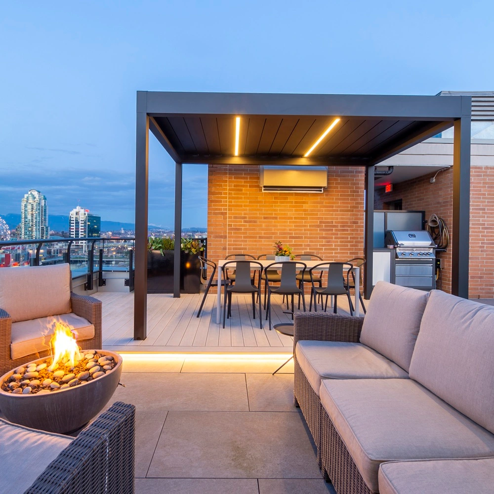 Renson Algarve lamellen overkapping op een dakterras met uitzicht op de stad