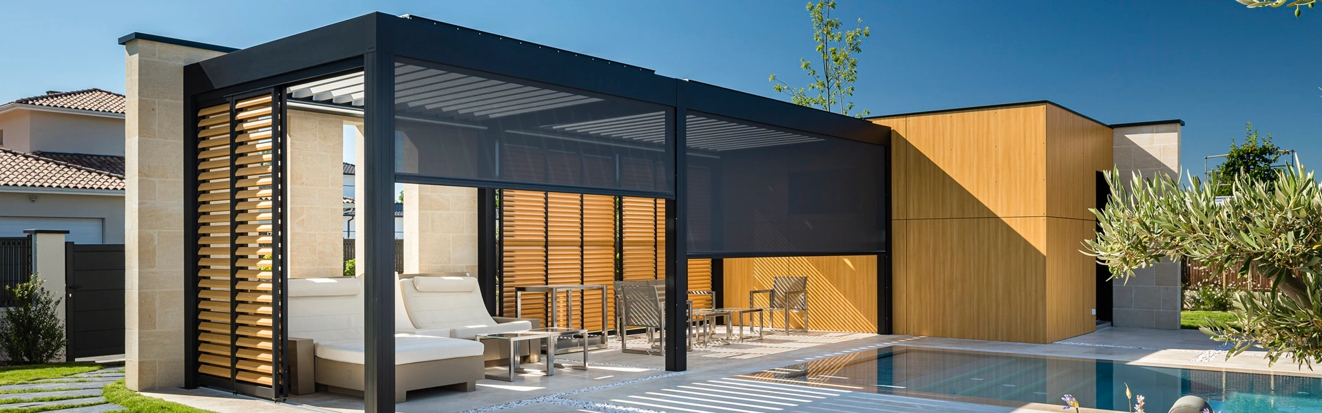 Renson Camargue lamellen overkapping met zonwering en loungeset bij zwembad