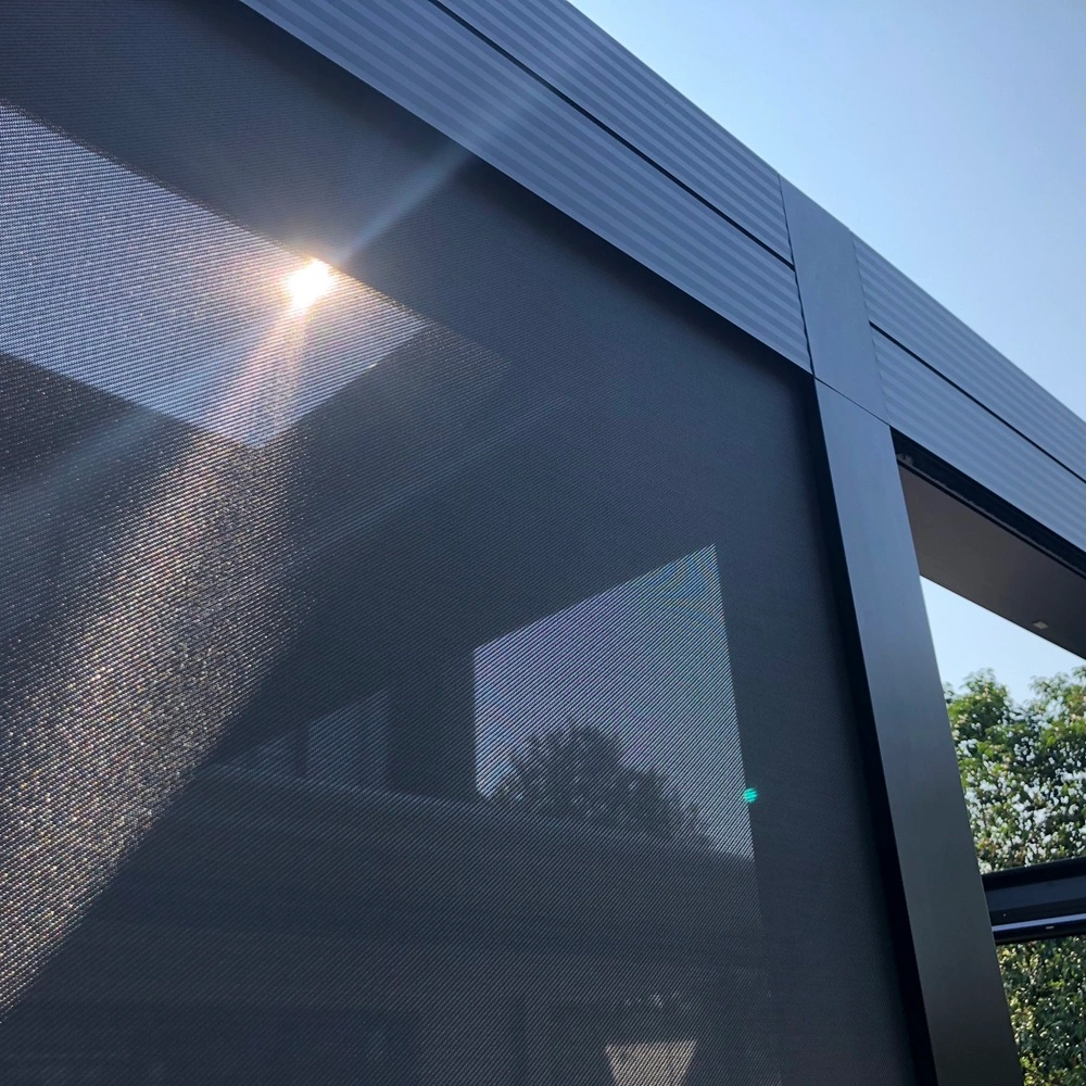 Ritsscreen met zonlicht door het doek bij terrasoverkapping