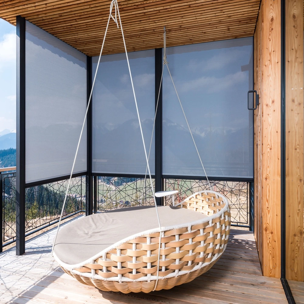 RolSCREEN2 zonwering op houten terras met hangstoel en uitzicht op bergen