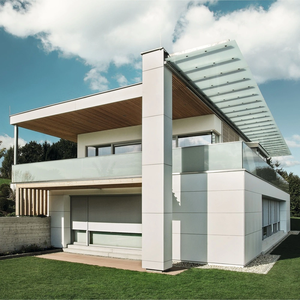 RolSCREEN2 zonwering op moderne witte villa met glazen dakoverkapping