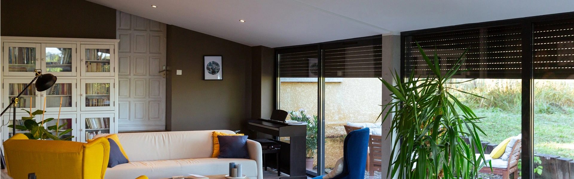 Roma solar rolluiken in een moderne woonkamer met grote ramen