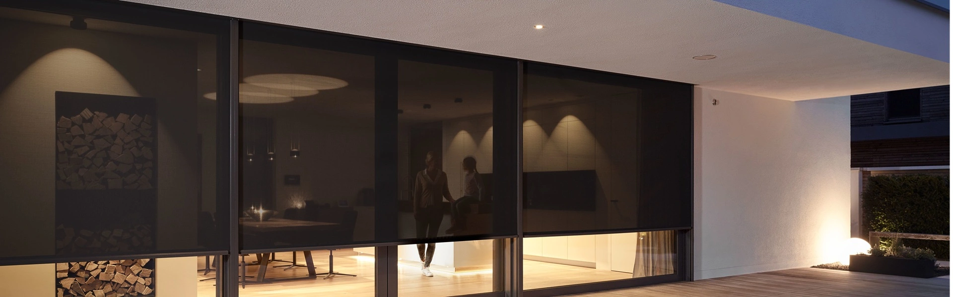 Roma zipscreen2 aan glazen pui bij luxe woning met witte gevel.