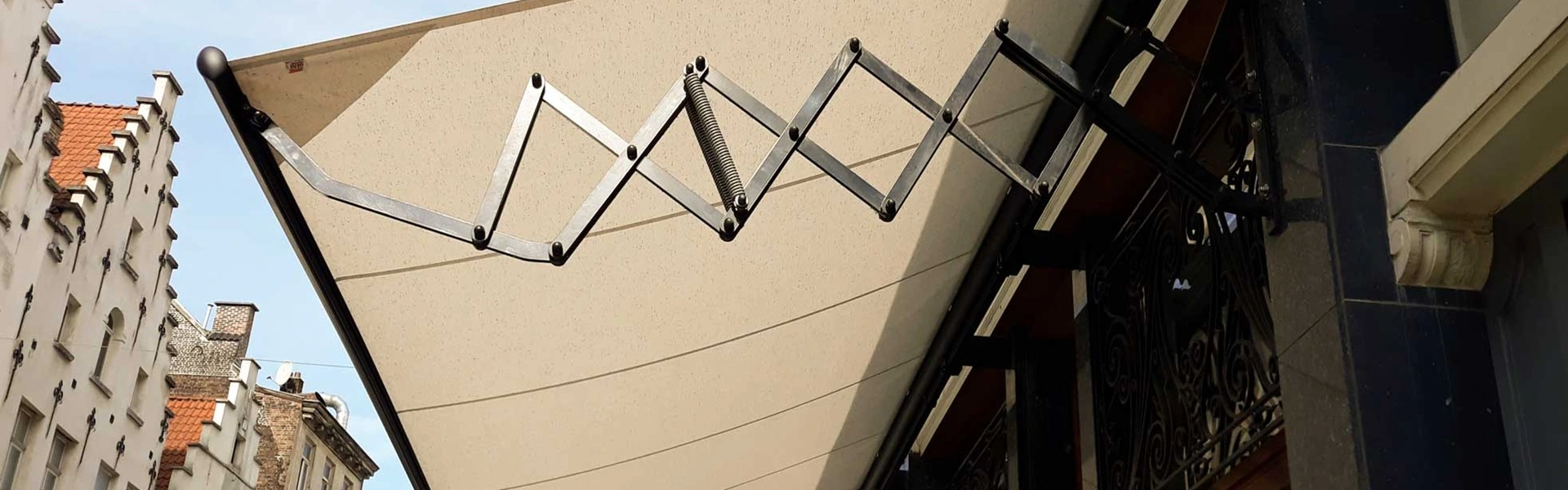 Schaararmscherm particulier met beige doek en stijlvolle gevelmontage