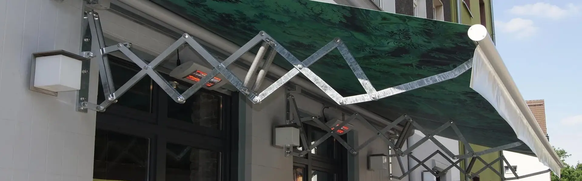 Schaararmscherm particulier met stevige constructie boven gevelraam