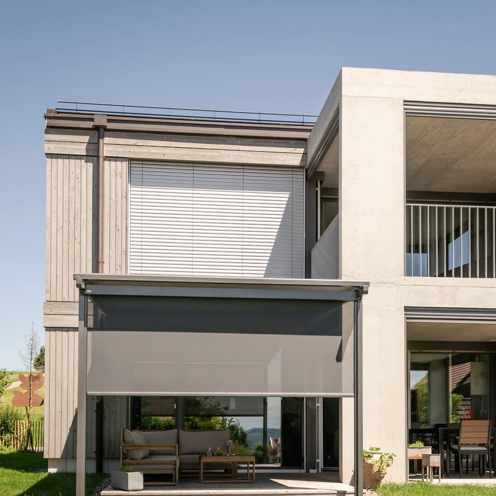 Schuifdak Pergolino met zonwering bij een luxe woning