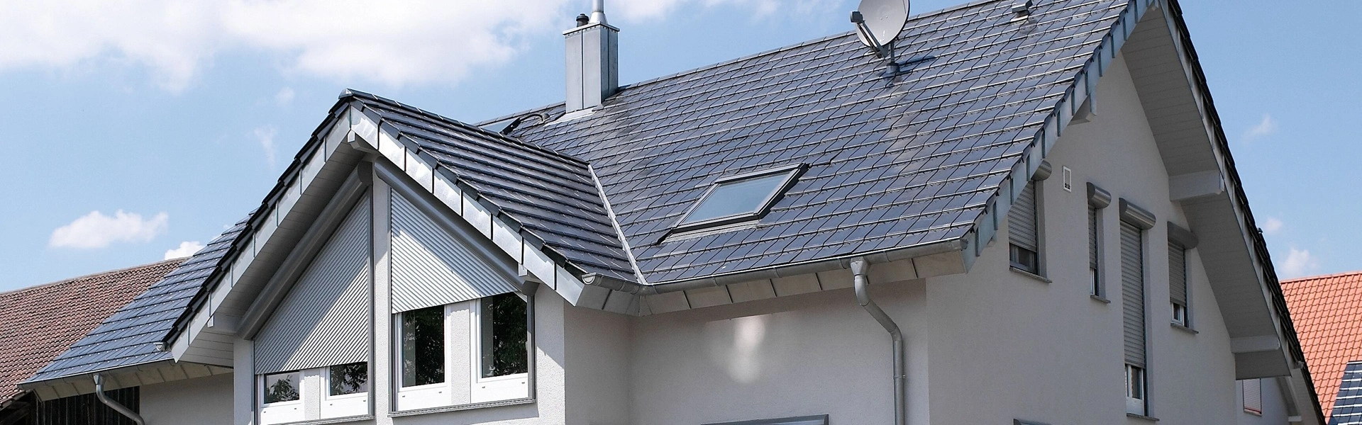 Schuine Roma Trendo rolluiken op dakraam van vrijstaand huis