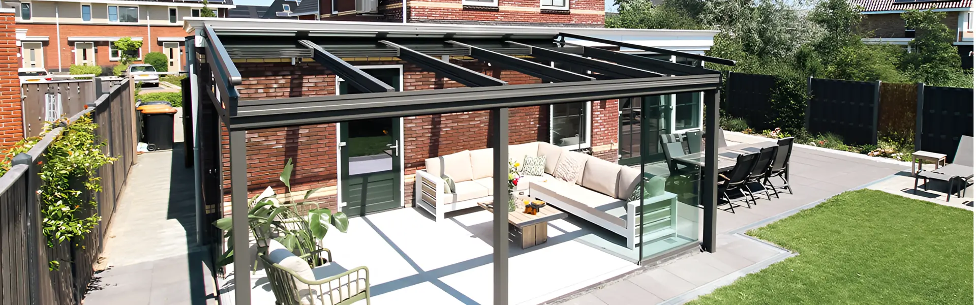 Schuine overkapping Classic met glazen schuifdak bij rode bakstenen woning