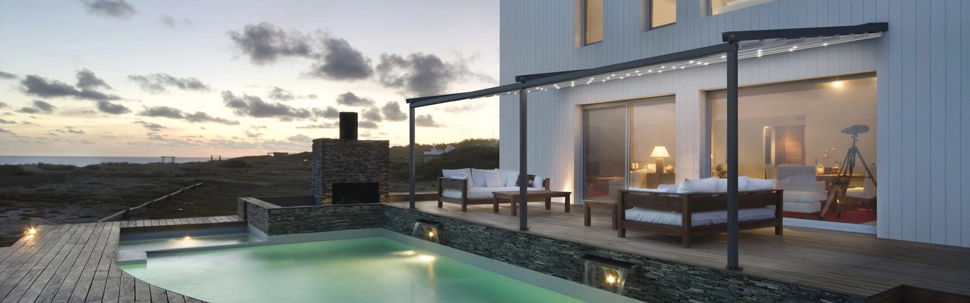 Schuine overkapping Jeans aan een luxe villa met houten terras en zwembad