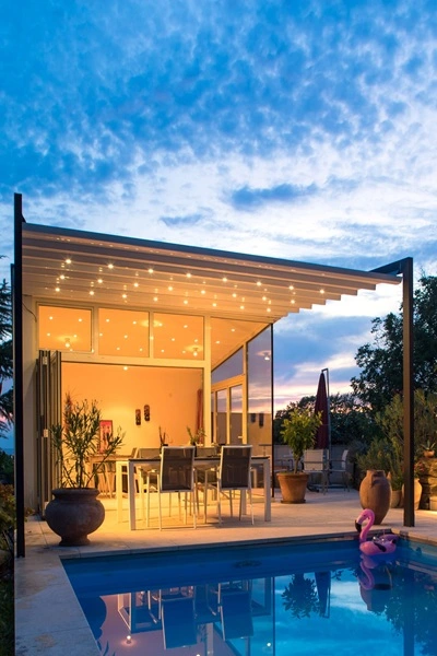Schuine overkapping Luce met sfeerverlichting boven terras en zwembad Schuine overkapping Luce met sfeerverlichting boven terras en zwembad