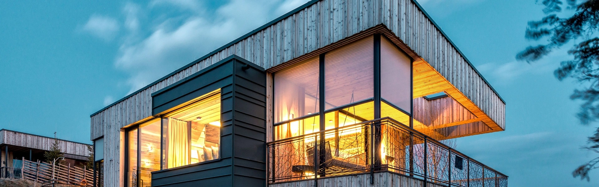 Screens op houten gevel met uitzicht op berglandschap