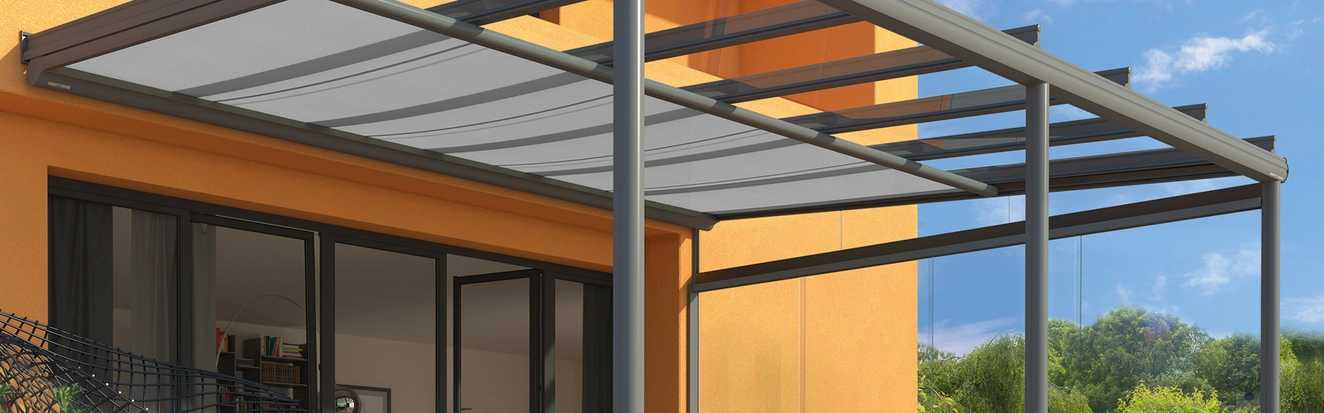 Serre zonwering Sottezza met lichtdoorlatend doek boven een terras