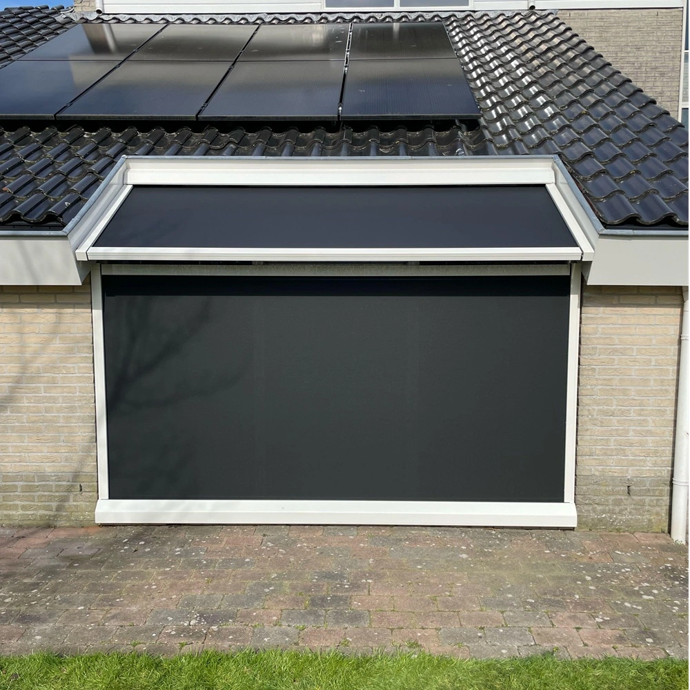 Serre zonwering VZ 0800 zip met zwart doek op witte profielen